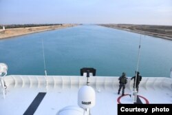 Haluan KRI dr. Radjiman Wedyodiningrat-992 tampak memasuki Terusan Suez hari Senin (12/2) dan diperkirakan tiba di Al Arish, Mesir, hari Selasa (13/2). (Courtesy: Dinas Penerangan TNI-AL).