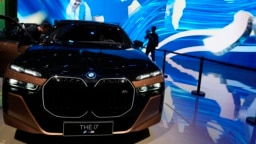 资料照：2023年上海车展上展出的德国BMW i7 M70L车型。（2023年4月19日）