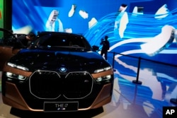 2023年上海車展展出的德國BMW i7 M70L車款。 （2023年4月19日）