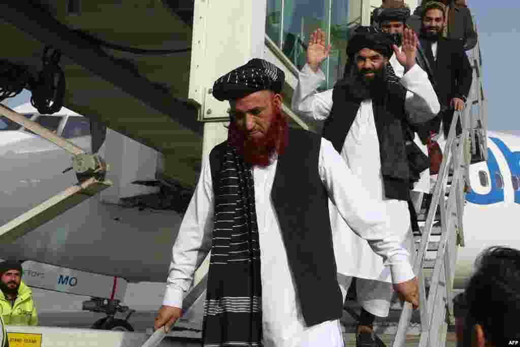 د ګوانتانامو دوه پخواني بندیان عبدالکریم او عبدالظاهر چې شاوخوا اوه کاله په عمان کې تر نظربند وو، له ګوانتانامو زندان څخه تر خوشې کېدو وروسته بېرته افغانستان ته راستانه شول.