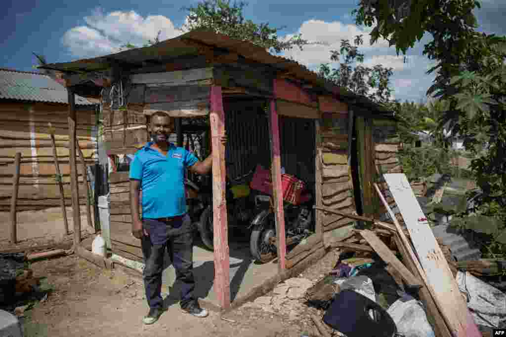 Leocadio Guzmán es el dueño de una de las casas demolidas para la construcción del muro. Ahora, un tablón en el suelo marcado con &quot;MF 011-5&quot; le recuerda el lugar donde estuvo.