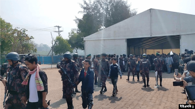 কক্সবাজারের উখিয়ার ইনানী নৌবাহিনী জেটিঘাট থেকে তাঁদের জাহাজে তোলা হয়। ১৫ ফেব্রুয়ারি, ২০২৪।