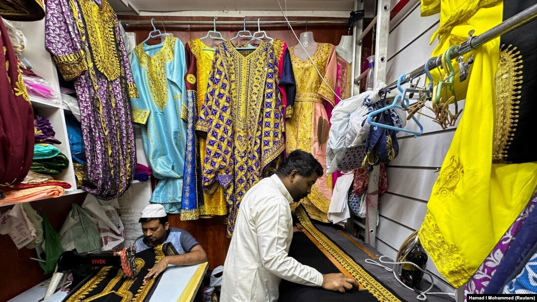 Penjahit menjahit pakaian tradisional perempuan Arab "Jalabia" untuk memenuhi tingginya permintaan pelanggan menjelang Idulfitri, di toko The Blueberry Abayat, di Manama, Bahrain, 11 April 2023. (Foto: REUTERS/Hamad I Mohammed)