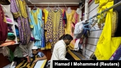 Penjahit menjahit pakaian tradisional perempuan Arab "Jalabia" untuk memenuhi tingginya permintaan pelanggan menjelang Idulfitri, di toko The Blueberry Abayat, di Manama, Bahrain, 11 April 2023. (Foto: REUTERS/Hamad I Mohammed)