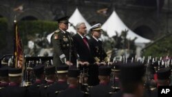 ARCHIVO - El presidente de México, Andrés Manuel López Obrador, flanqueado por altos mandos militares durante las celebraciones del Día de la Independencia de México, el 16 de septiembre de 2023 en Ciudad de México.