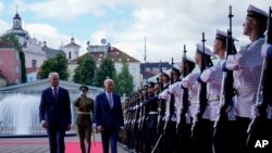 El presidente de Lituania, Gitanas Nauseda, a la izquierda, da la bienvenida al presidente de los Estados Unidos, Joe Biden, en el Palacio Presidencial antes de la cumbre de la OTAN en Vilna, Lituania, el 11 de julio de 2023.