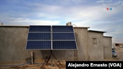 Paneles solares, única fuente de energía en la aldea beduina de Alsara, en el desierto del Néguev.