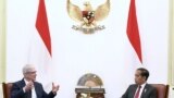 Dalam pertemuannya dengan CEO Apple Tim Cook di Istana Presiden , Jakarta, Rabu (17/4) Presiden Jokowi meminta agar Apple membangun Pabrik di Indonesia (biro setpres)
