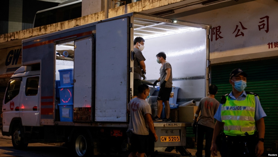 香港警察突然搜查葵涌永建路高威工业中心一单位并运走材料。(2023年7月5日)