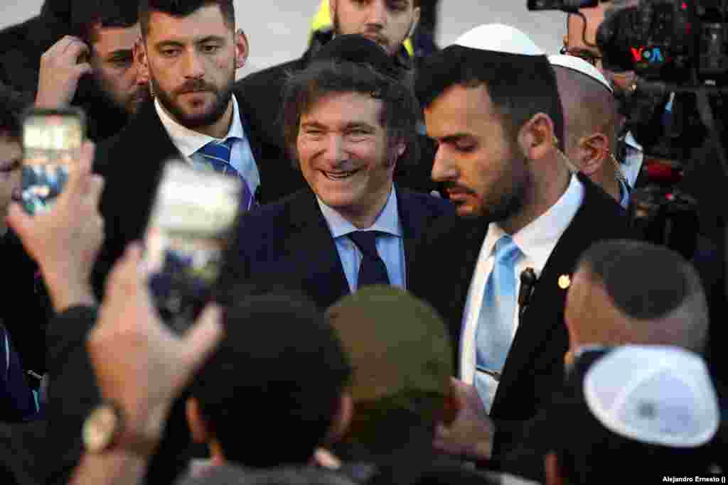 El presidente de Argentina posa con argentinos residentes en Israel, durante su visita este martes al Muro de las Lamentaciones.