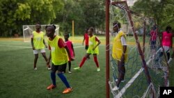 Un grupo de niñas se enfrenta en un partido amistoso de fútbol en Puerto Príncipe, Haití, en un programa social que busca prevenir la delincuencia y fortalecer el rendimiento deportivo, el 5 de junio de 2023.