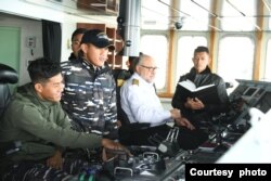 Awak KRI dr. Radjiman Wedyodiningrat-992 saat memasuki Terusan Suez hari Senin (12/2) dan diperkirakan tiba di Al Arish, Mesir, hari Selasa (13/2). (Courtesy: Dinas Penerangan TNI-AL).