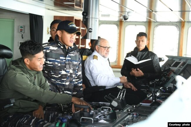 Awak KRI dr. Radjiman Wedyodiningrat-992 saat memasuki Terusan Suez hari Senin (12/2) dan diperkirakan tiba di Al Arish, Mesir, hari Selasa (13/2). (Courtesy: Dinas Penerangan TNI-AL).