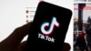 Logo TikTok terlihat di layar sebuah ponsel, 18 Maret 2023. Jutaan video kehilangan musik latarnya pada Kamis (1/2) di TikTok, menyusul perselisihan kontrak aplikasi itu dengan Universal Music Group (UMG). (Foto: AP)