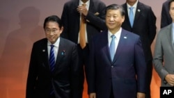 在旧金山举行的亚太经合组织峰会上，日本首相岸田文雄（左）与中国国家主席习近平和其他与会领导人合影留影。（2023年11月16日）