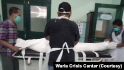 Perawatan jenazah salah satu waria dampingan Waria Crisis Center. (Foto: Courtesy/WCC)