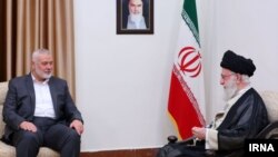 Pemimpin tertinggi Iran Ayatollah Ali Khamenei (kanan) melangsungkan pertemuan dengan pemimpin kelompok Hamas yang didukung Iran, Ismail Haniyeh di Teheran, Minggu (5/11). 