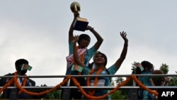 নেপালে সাফ মহিলা চ্যাম্পিয়নশিপ ২০২২ জেতার পর, ঢাকায় বিজয় বিজয় উদযাপন কালে টুর্নামেন্টের ট্রফিটি ধরে রেখেছে বাংলাদেশ মহিলা ফুটবল দলের সদস্যরা। ২১ সেপ্টেম্বর, ২০২২। (ফাইল ছবি) 