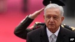 AMLO arrecia crítica a medios y defiende haber divulgado teléfono de una periodista