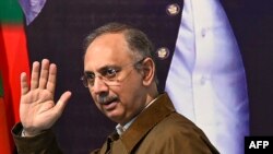 د پاکستان تحریک انصاف ګوند يو مشر عمر ايوب خان تيره شپه په کوټه کې د پښتونخوا ملي عوامي پارټۍ د مشر محمود خان اڅکزي، بلوچستان نيشنل پارټۍ د مشر اختر مېنګل او نورو سره په ګډه خبري کانفرنس کې د نوي اتحاد جوړولو او جلسو کولو اعلان کړی دی