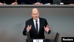 Kanselir Jerman Olaf Scholz berbicara pada debat anggaran tahun 2024 di majelis rendah parlemen Jerman, Bundestag, di Berlin, Rabu 31 Januari 2024.