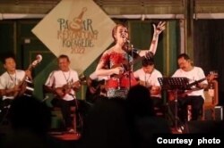 Hannah Marie Standiford berpentas bersama "OK Kharisma" pada Festival Pasar Kroncong Kotagede, Yogyakarta.