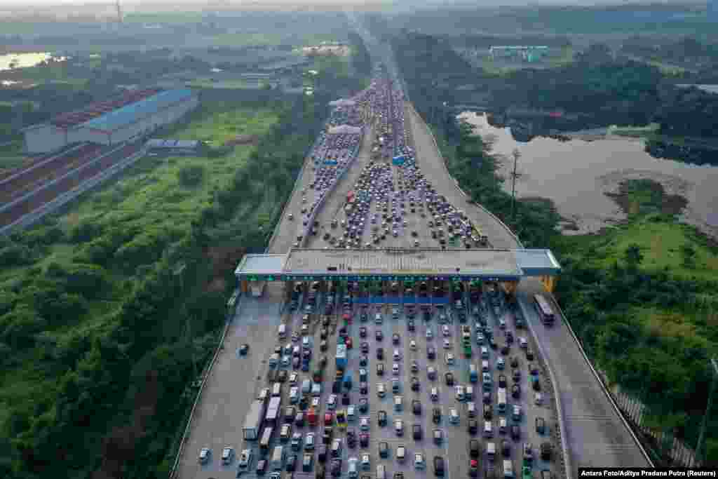 Сообраќаен метеж на автопат во Индонезија.