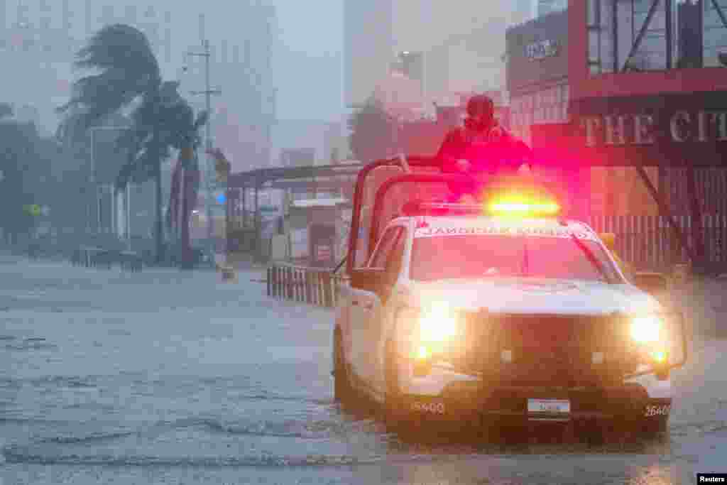 La Guardia Nacional recorre una calle anegada durante los intensos vientos y lluvias provocados por el huracán Beryl en la localidad mexicana de Cancún.&nbsp;