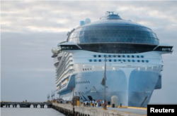 Los turistas abandonan el Icon of the Seas de Royal Caribbean, el crucero más grande del mundo, después de llegar al puerto de cruceros Costa Maya, en la localidad de Mahahual, estado de Quintana Roo, México, el 6 de febrero de 2024.