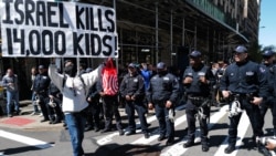 Sejumlah anggota kepolisian berjaga di depan gerbang masuk Universitas Columbia di New York di mana para demonstran pro-Palestina menggelar aksi unjuk rasa pada 22 April 2024. (Foto: AFP/Charly Triballeau)
