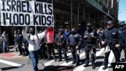 Sejumlah anggota kepolisian berjaga di depan gerbang masuk Universitas Columbia di New York di mana para demonstran pro-Palestina menggelar aksi unjuk rasa pada 22 April 2024. (Foto: AFP/Charly Triballeau)