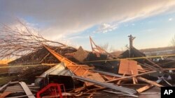 Casas dañadas después de que un tornado arrasara Coralville, Iowa, el viernes 31 de marzo de 2023. (Foto AP/Ryan Foley)