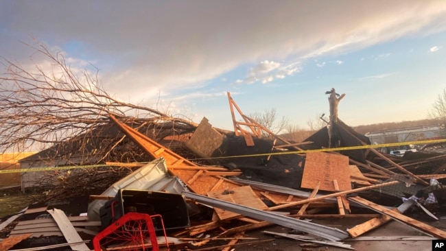 Casas dañadas después de que un tornado arrasara Coralville, Iowa, el viernes 31 de marzo de 2023. (Foto AP/Ryan Foley)