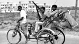 ১৯৭১ সালের ২ এপ্রিল (ফাইল চিত্র)। সশস্ত্র মুক্তিযোদ্ধারা চলেছেন সমরাঙ্গনে। রিকশায় চেপে। যশোরে। ভারতের সীমান্তবর্তী এই শহরে চলে ভয়াবহ লড়াই।&nbsp;