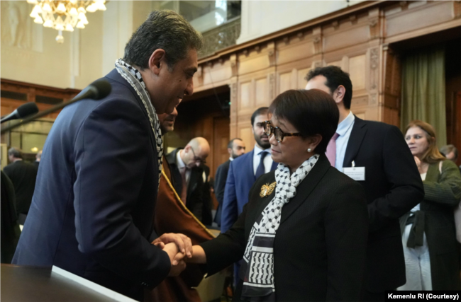 Menteri Luar Negeri Retno Marsudi bercakap-cakap di Mahkamah Internasional di Den Haag, Belanda. (Foto: Courtesy/Kemenlu)