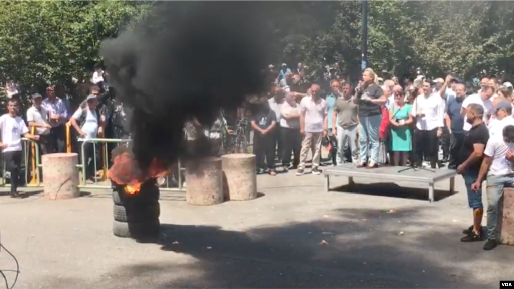 Protesta e opozitës para bashkisë së Tiranë