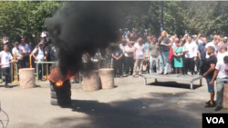 Protesta e opozitës para bashkisë së Tiranë