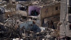 Warga Palestina sedang melihat dampak serangan Israel terhadap bangunan tempat tinggal dan masjid di Rafah, Jalur Gaza, 22 Februari 2024. (Foto: AP)