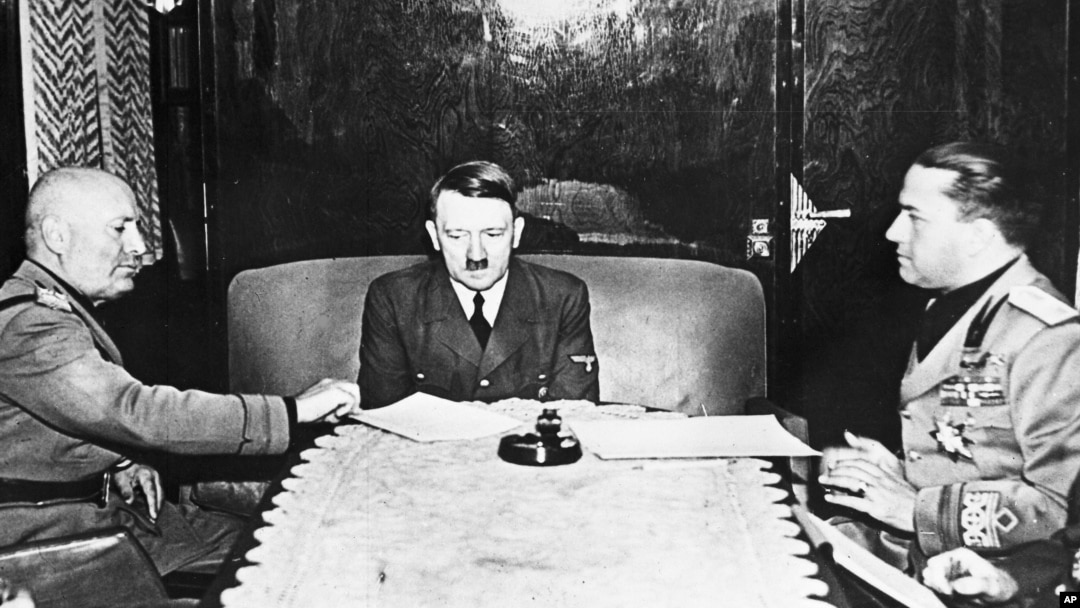 Слева направо: итальянский диктатор Бенито Муссолини, лидер нацистской Германии Адольф Гитлер и глава итальянского МИДа Галеаццо Чиано на борту бронированного поезда в Италии в 1940 году.
