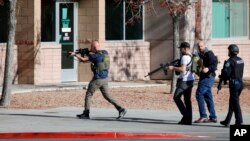 Policajci ulaze u zgradu u kampusu (Foto: Steve Marcus/Las Vegas Sun via AP)
