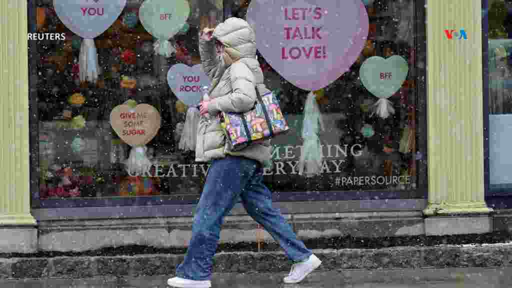 Una mujer camina junto a una exhibición del Día de San Valentín en la papelería Paper Source, en Wellesley, Massachusetts. [Reuters]