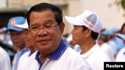 Perdana Menteri Kamboja Hun Sen dan presiden Partai Rakyat Kamboja (CPP) yang berkuasa menghadiri kampanye pemilu untuk pemilihan nasional mendatang di Phnom Penh, Kamboja, 1 Juli 2023. (Foto: Reuters)