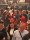 Ljudi nose maske zbog smoga na New Yorku 7. juna 2023. 