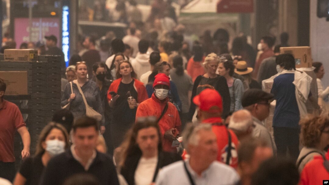 Ljudi nose maske zbog smoga na Herald Skveru u Njujorku, 7. juna 2023. 