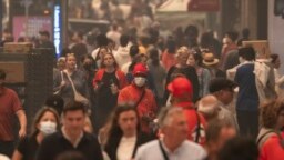 Ljudi nose maske zbog smoga na New Yorku 7. juna 2023. 