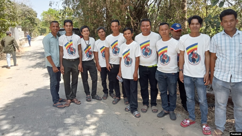 Các thành viên Khmer bản địa mặc áo thun có in cờ Khmer Krom. Photo Facebook Minh Quang.