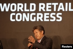 资料照：总部在新加坡的中国快时尚电商希音(Shein)执行主席唐伟(Donald Tang)在巴塞罗那举办的世界零售大会上讲话。（2023年4月25日）