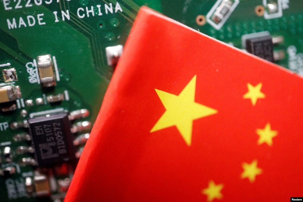 “中国制造”字眼下的半导体芯片与中国国旗图示(photo:VOA)
