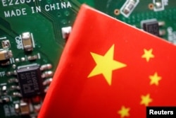 “中國製造”字眼下的半導體芯片與中國國旗圖示