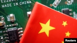 “中国制造”字眼下的半导体芯片与中国国旗图示。